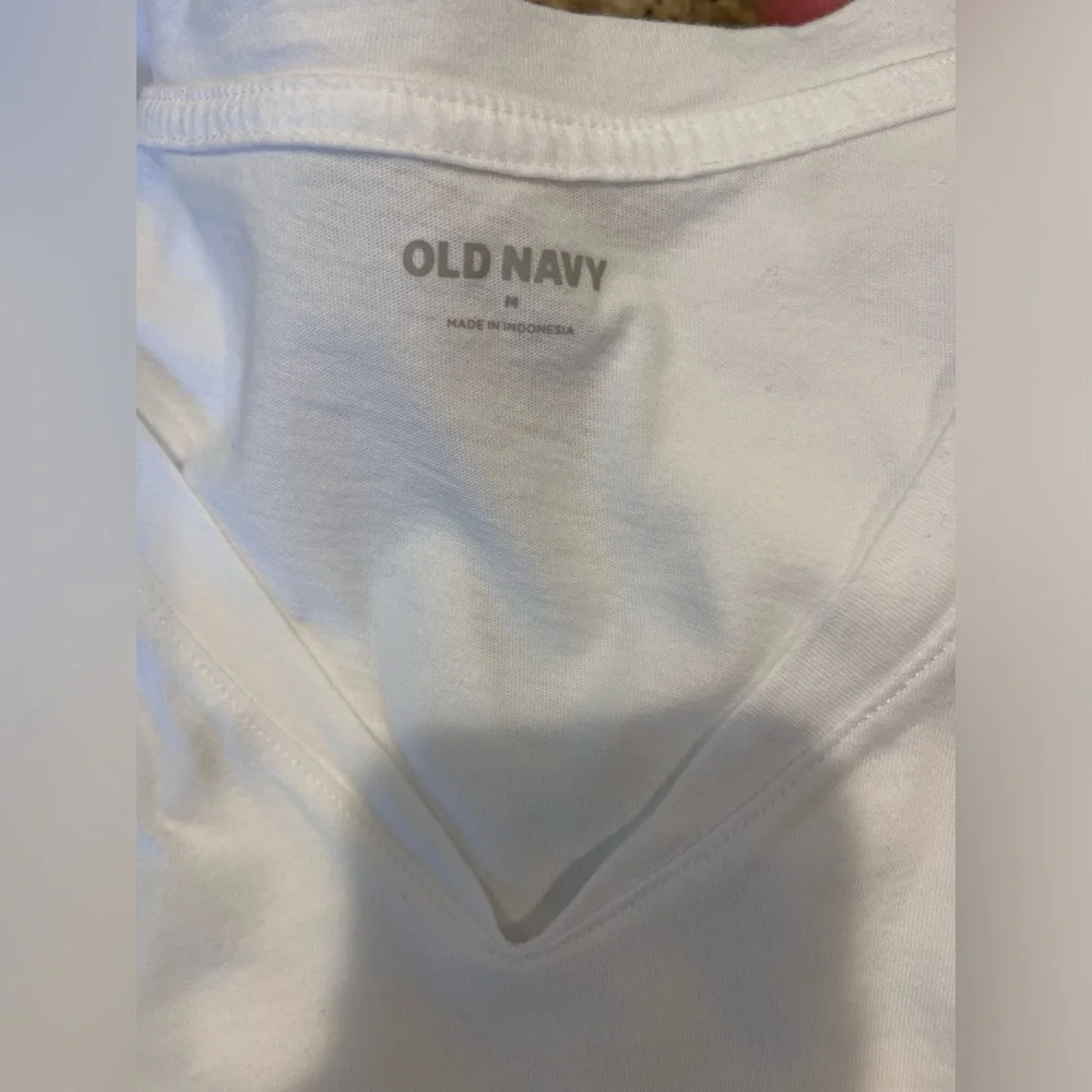 Old Navy Sleeveless V-neck Tee - Picture 4 of 5